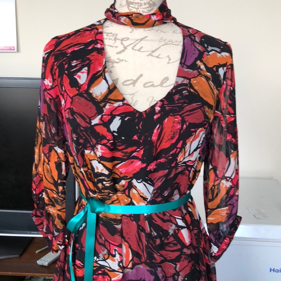 Flattering Gorgeous Tunic Dress with necktie - Picture 6 of 8